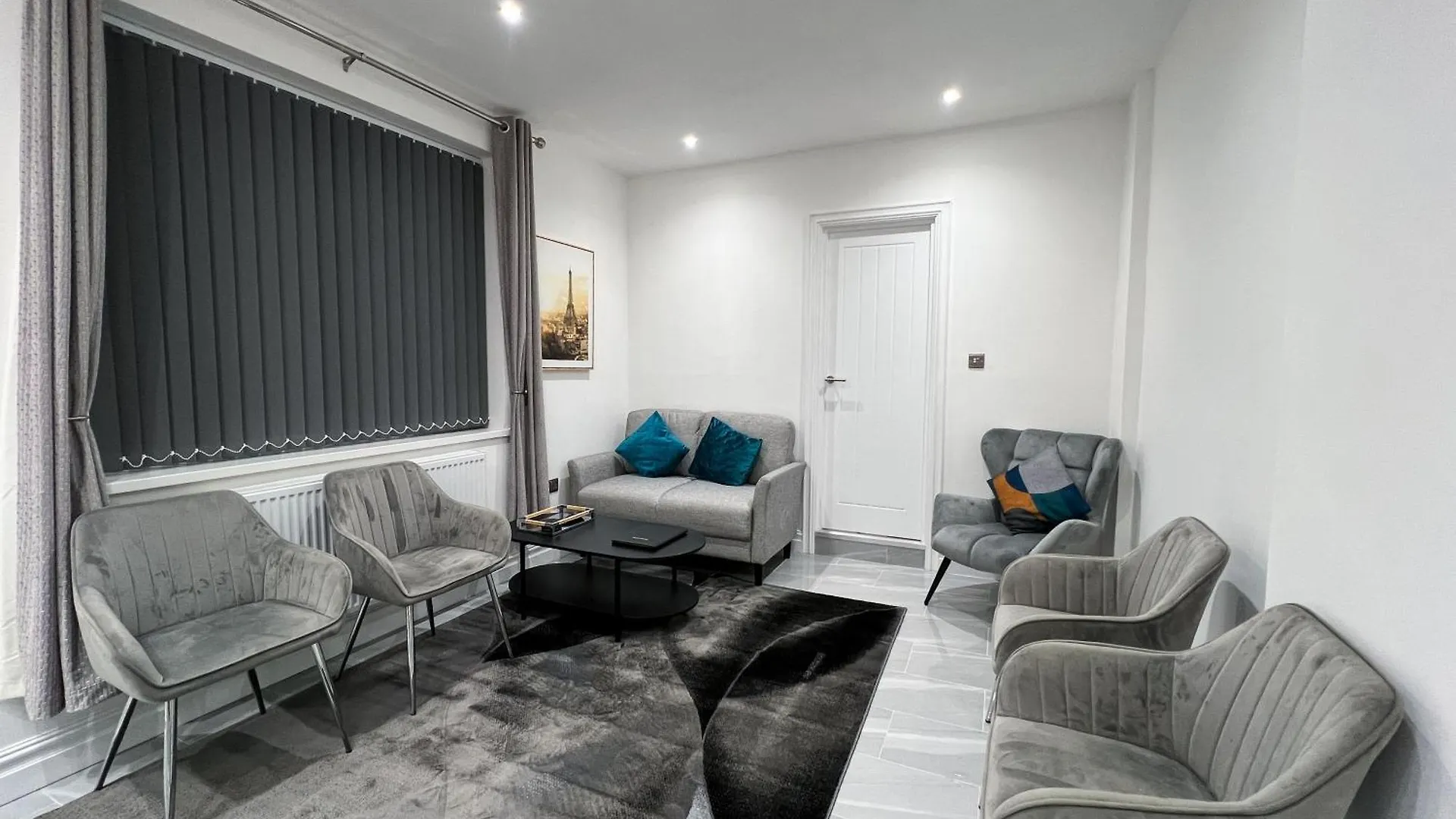 Stylish 2 Bedroom Flat City Centre - Free Parking Cardiff Apartment