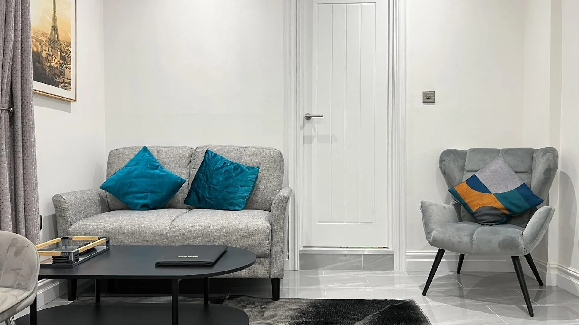 Stylish 2 Bedroom Flat City Centre - Free Parking Cardiff 0*,