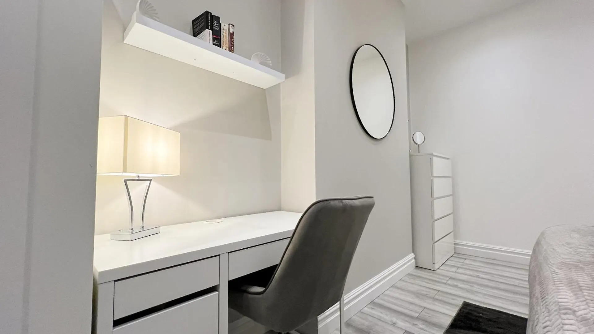 Stylish 2 Bedroom Flat City Centre - Free Parking Cardiff Apartment