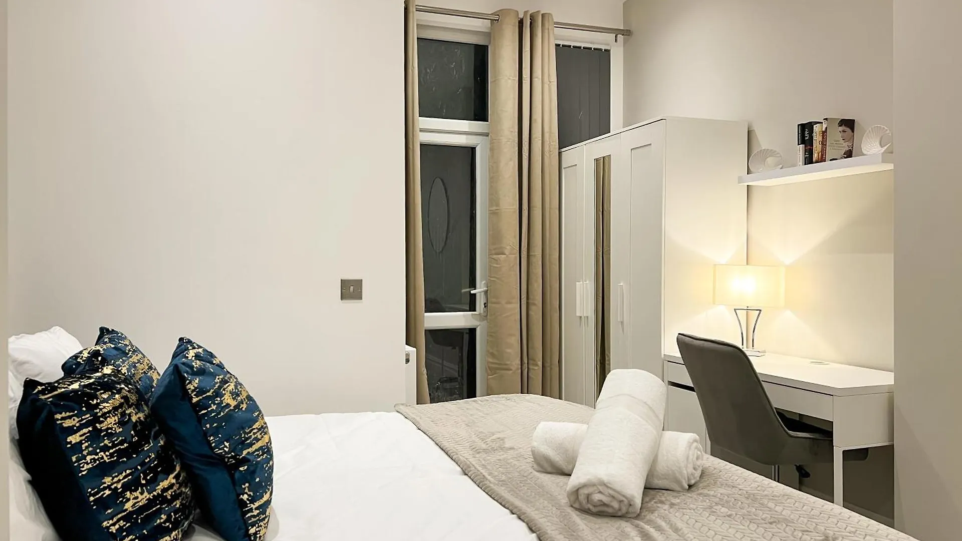 Stylish 2 Bedroom Flat City Centre - Free Parking Cardiff United Kingdom