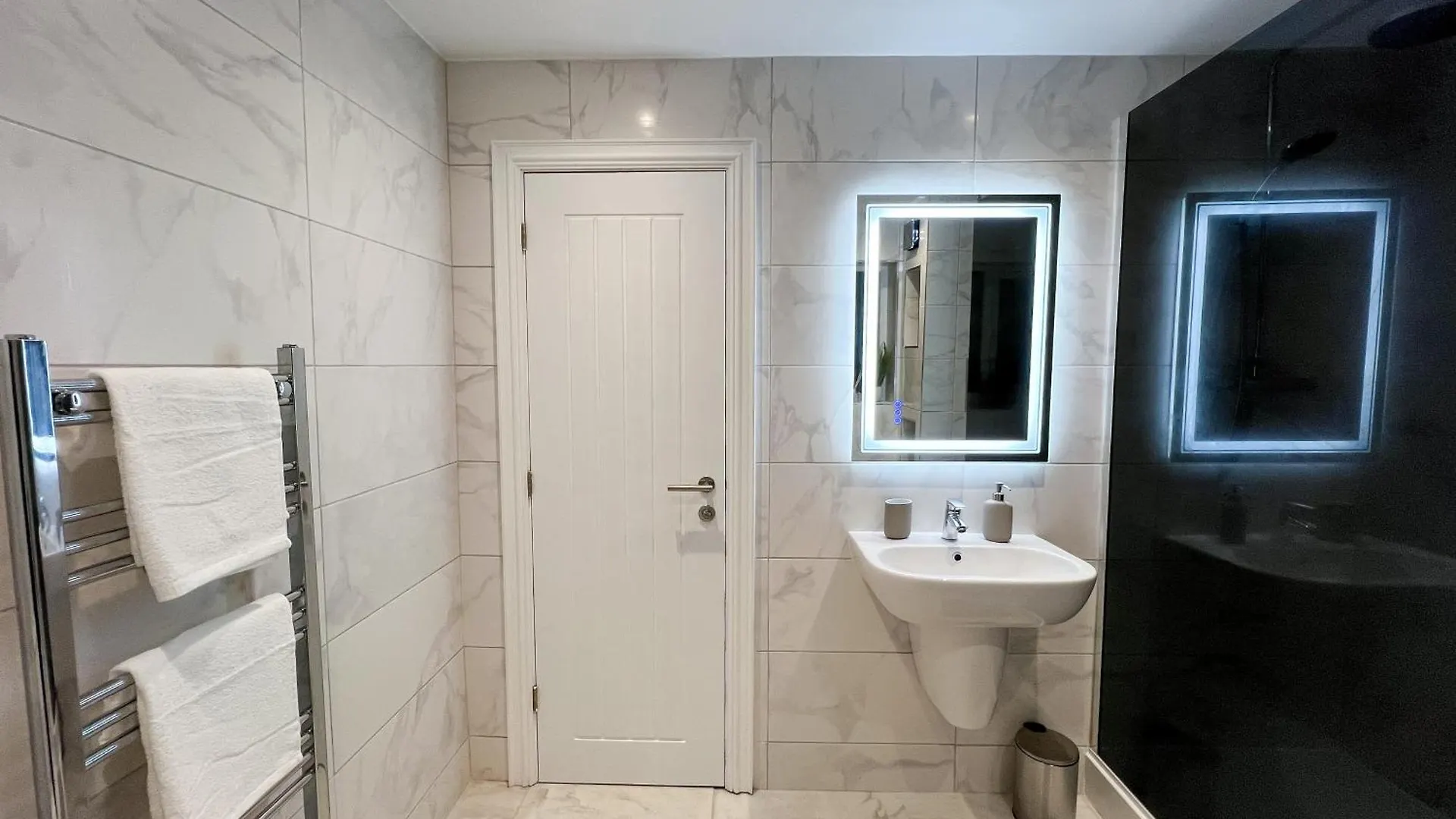 Stylish 2 Bedroom Flat City Centre - Free Parking Cardiff 0*,