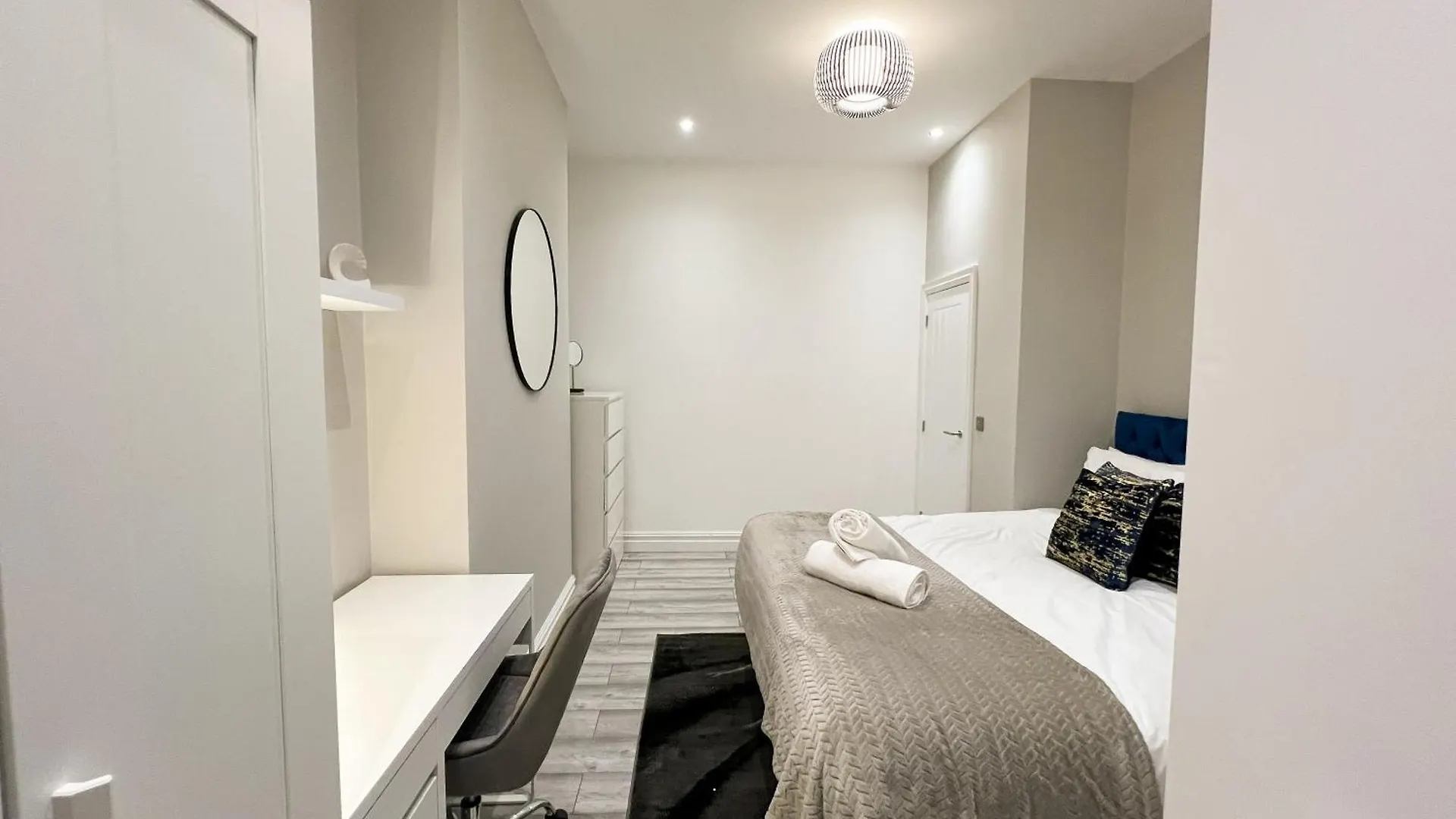 Stylish 2 Bedroom Flat City Centre - Free Parking Cardiff Apartment